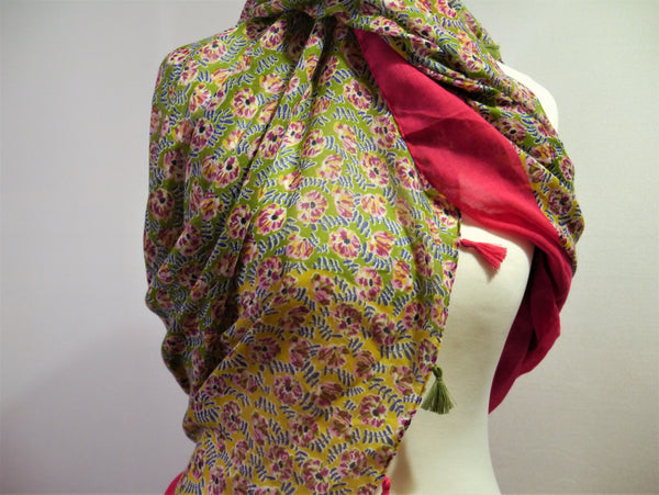 A Bright Ditsy Floral Print Tassel Scarf